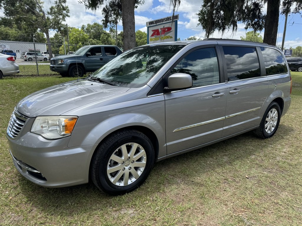 2014 Chrysler Town & Country Touring's photo